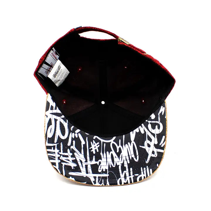 Woed – Strapback Cap in Burgund mit Graffiti-Logo